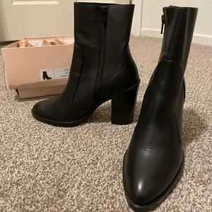 Crosswalk black leather size 37 women